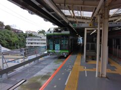 終点まで乗って行ってもよかったのですが、西鎌倉駅で下車しました。行き違いの大船行きモノレールが先に出発しました。