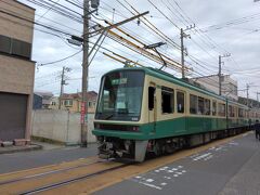 鎌倉行きの江ノ電を見送ります。休日だったので車内はかなり混んでいました。江ノ電は大人気ですね。