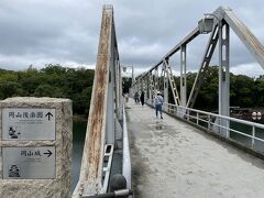 月見橋　ここを渡ると後楽園

流れる川は旭川