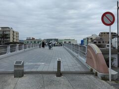 弁天橋にて境川を渡ります。ここを渡ると小田急線の片瀬江ノ島駅へと行くことができます。