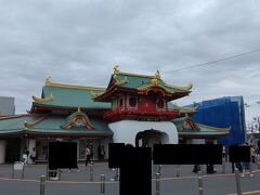 小田急線の片瀬江ノ島駅。駅舎が竜宮城のような造りになっているので目立っています。人気の撮影スポットでもありますね。