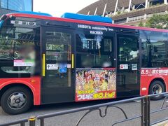 観音坂を下るとハチ公バスに遭遇