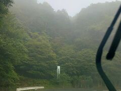 外は雨が降り出した大津市内。
にも関わらず、
比叡山ドライブウェイを攻めてみることに。
上り始めはこの程度だったが、