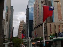 台湾では10/7-10/10まで国慶節で連休なので国民党旗が至る所にありました。