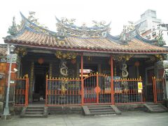 さらに北に歩いて清水祖師廟へ。ガイドブックに「台北三大廟」とあるので、行ってみる。ちょっと離れている。