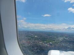 約1時間遅れで離陸。メトロ・マニラが見えてきた。関空行きの乗り継ぎ時間まで1時間ちょっとになりました。

