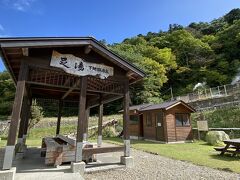 チェックアウトしてから、鳴子温泉駅周辺の観光をしました。
まずは足湯下地獄源泉隣の無料駐車場に停めて、足湯体験。