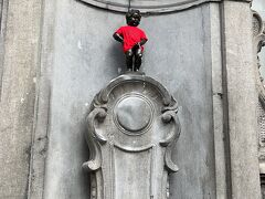 小便小僧です。ごちゃっとした街中にありました。結構小さいんだな。
グランプラス的なところにでーんと真ん中に噴水があって、そこの一番上にあるのかとずっと思ってました。でもこれも歴史ですよね。今だったら作れないと思う。