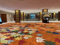 ホテルに戻ります。
メインロビーの絨毯。もしかして季節ごとに変わるのか、もみじですね。

１３時ごろチェックアウト。新大阪に向かいます。