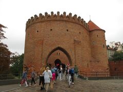 旧市街広場の北側にはバルバガンというレンガ造りの要塞＆城門がありました。