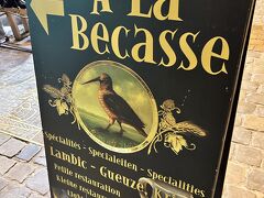 グランプラスを離れ、てくてくと少し歩き、ベルギービールをいただきに来ました。アラベカスさんです。