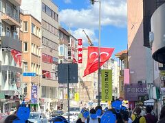 カドゥキョイの街並みです。

色んなお店が立ち並んでいて、近代的な雰囲気です。

大きなトルコ国旗も飾られていますが…月の数が3つもあります。多くない？
それはもはやトルコ国旗と言ってもいいのか…？


左側にちらっと写っていますが、レンタルドレスのお店が多かったです。
