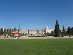 ジェロニモス修道院の前は芝生の美しい庭園があります。