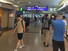 ▽香港空港

30分遅延しているので、乗継時間は1時間45分。
トランスファーに向かう人はほとんどいない。
トランスファーの空港職員は親切だった。
まだまだ香港人は中国人とは違う。

香港空港は15年前に来たことがあるが何も憶えていない。
免税店が沢山あるはずだが、それらしき雰囲気がない。