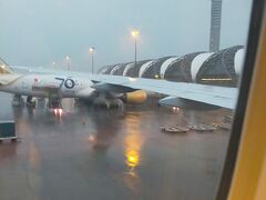 ▽スワンナブーム空港

スワンナブームに到着したが、雨が降っている。
今日はホテルに行くだけなので、雨でも特段困らないと思うが、雨は憂鬱になる。


