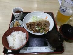 この日の夕方も、山水で肉料理の一杯。