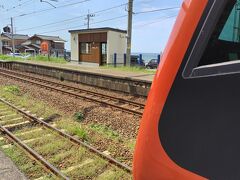 やがて列車は桑川駅へ。
ここで33分のバカ停(バカ停言うな)

ここは日本海の景勝地「笹川流れ」の最寄り駅。道の駅も併設しており、停車時間を利用して行く事が出来る。上りの海里の場合は夕日が日本海に沈む様が見られる。

参考
↓上り海里に乗って桑川駅で夕日を愛でた2020年10月の旅行記
満を持して、Akr57 超移動総会！　東北・新潟 「快速」呑み鉄旅【快速海里編】
https://4travel.jp/travelogue/11654881