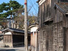 八劔神社さんの脇道
この向こうが「三河三谷駅」で、そこから帰るか悩んだけれど、やっぱりもう少し歩きたい！と駅へは行かず