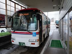 これから向かう新鶴温泉には、駅前のバスターミナルからバスに乗る。先に発車した新宿行の高速バスは混み合っていたが、私が乗り込んだ新鶴温泉行のバスは、3人だけであった。