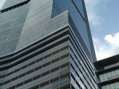 ●あべのハルカス

もうすぐ日本で一番高いビルが東京で開業するという噂を聞き（笑）、ちょっとかわいそうなあべのハルカス。
今日も真下から見上げます。
