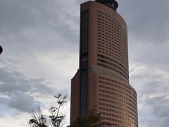 浜松といえば駅前のシンボルは、この高層建物だよねー。
最上階に展望台、そしてホテル、音楽ホールなどがある総合ビルですね♪

オークラアクトシティホテル浜松
https://www.act-okura.co.jp/