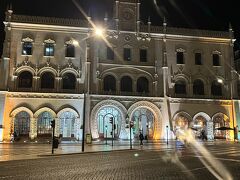 ☆ロシオ駅☆

ホテルからここまで徒歩で到着。このロシオ駅から近郊の世界遺産の街シントラまで40分で行きます。

シントラで乗り放題のチケットを購入するために早めに着いてます。
7時窓口オープンです。
「Train ＆Bus 1day Travel card」を購入するためですが、なんともうここでは売っていないと。冷たく横柄に断られました。
チケットが変更になったみたいです。

少し前まで売ってたやん。シントラ迄の往復のチケットのみ売ってくれました。他のチケットはシントラで買えと言われました。6ユーロだったかと。
それなら券売機で買えたのに・・・
何かと不親切なポルトガル。