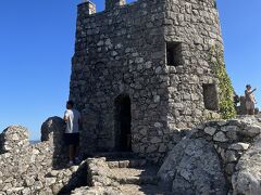 ☆ムーアの城壁☆

ペーナ宮殿から徒歩でムーアの城壁まできました。ペーナ宮殿から山を越えてハイキングコースの様な道でした。どこをどう歩いたのか道路を歩き、山を登りなんとか頂上まで歩きました。