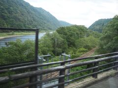 陸羽西線の線路をまたぎ越す
