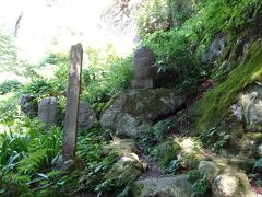 「せみ塚」に到着。

松尾芭蕉が「山寺」を訪れたのは１６８９年。
その後、弟子たちがこの地を訪れ、この場所が芭蕉翁の句をしたためた場所ではないかと、翁の遺した短冊をこの地に埋めて塚を立てたものが「せみ塚」となっているんですねー。

感慨深いなぁ。。。