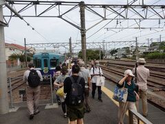 　総武線の終着駅・銚子。そのホームの先端から、銚子市内へとアクセスする街乗り電車が接続します。
　のんびりムードだった総武線から一転、平日にも関わらず観光客で賑わうその電車は…

