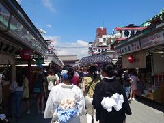 浅草寺へと続く仲見世通りは、夏休みと言うこともあり、なかなかの混雑でした。