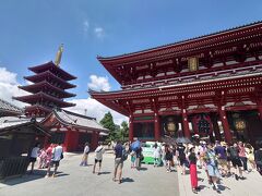 浅草寺に到着しました。
宝蔵門と五重塔がまずは出迎えてくれます。
