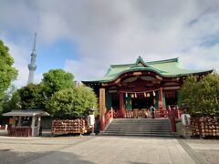 タワービュー通りから15分ほど、亀戸天神社に到着しました。
スカイツリーの姿をここでも見ることができます。