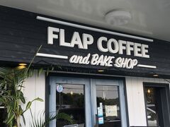 今回はお部屋で調理はしないんで、2日目も7:30過ぎには出発して名護市内のカフェ「フラップコーヒー&ベイクショップ(Flap Coffee & Bake Shop)」さんで朝食します。