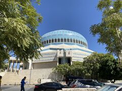 ここは一度に3000人礼拝できるヨルダン最大級のモスクで
ブルーのモザイクタイルで出来たドームの形から
ブルーモスクと言われるそうです。
