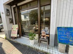 お部屋でうたた寝した後、予約しておいた"かえる屋"さんへ。
シーサー作り体験です。もう1組と共にレクチャーを受けて取り組みました。