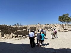 ウマイヤモスクを抜けてまっすぐ進むとヨルダン考古学博物館ですが
バロン夫婦は遠くに見える建物までの距離で断念
