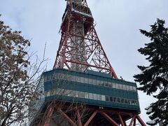 ☆さっぽろテレビ塔☆

東京タワーに形は似ている気がする。昔もこの前で写真を撮りました。