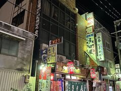 多田屋外観
今夜泊まりのホテルに車を置いて、徒歩で和歌山駅近くの多田屋へ。