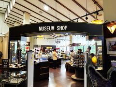 なるさわ富士山博物館 ミュージアムショップ

08月14日（月）　　

ミュージアムショップでは山梨の地場産業である水晶研磨技術にちなんだ水晶原石や天然石、

