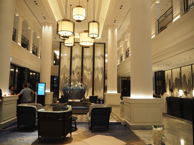 ■□■　８月7日【プーケット1日目】<br />□■□　コートヤード・プーケットタウン<br />■□■　１階ロビー<br /><br />初めての滞在。<br />まあ、1泊だけなんだけど(^▽^;)<br /><br />チェックイン時にお部屋は<br />プレミアムキングから<br />Jr.スィートにUPしてくれました。<br />うれＰＩ～～ヽ(^o^)丿<br /><br />★☆インフォメーション☆★<br /><br />予約はマリオット・ボンヴォイＨＰから<br />■プラン：朝食＆空港⇒ホテル送迎<br />■部屋タイプ：プレミアム1キング<br />　　　　　　　シティビュー<br />■税込宿泊代：19,859円<br />　　　　　　　4,748THB<br />（ルームチャージ4,000THB）<br />■プラチナエリート特典<br />　朝食無料<br />　レイトチェックアウト(16時)