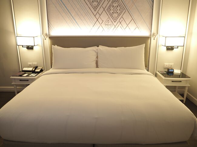 ■□■　８月7日【プーケット1日目】<br />□■□　コートヤード・プーケットタウン<br />■□■　10階Jr.スィート<br /><br />1キングです！<br />さあ、ゴロンゴロンしちゃいましょう！<br /><br />えっ！？<br />何すかぁ、奥さん<br />「ヤダッ！」<br />「ゴロン・ゴしかできないんだけどぉ(怒)」<br /><br />…って、知らんがなぁ(￣д￣)<br />