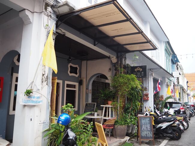 ■□■　８月8日【プーケット2日目】<br />□■□　コートヤード・プーケットタウン<br />■□■　Phuket 346 Guest House and Cafe<br /><br />Torry&#39;s Ice Creamというお店に行くつもりだったんだけど、どうもやっていない様子。で、その前にあったのが<br />「Phuket 346 Cafe」<br />1階部分がカフェで2階から上がゲストハウスらしい。