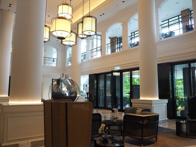 ■□■　８月8日【プーケット2日目】<br />□■□　コートヤード・プーケットタウン<br />■□■　ロビー<br /><br />午後2時ホテルに戻って<br />チェックアウト。<br /><br />ベルスタッフに<br />タクシー呼んでっていっても無いんだよね。<br />で、観光用のワゴン車呼んで<br />ウェスティン・スィレイベイまで<br />　600THB（約2,400円）<br />って、吹っ掛けやがった(＠_＠;)<br />ここで断っても時間かかるだけなんで<br />気持ち値切って<br />　　500THB（約2,000円）<br />でGO！