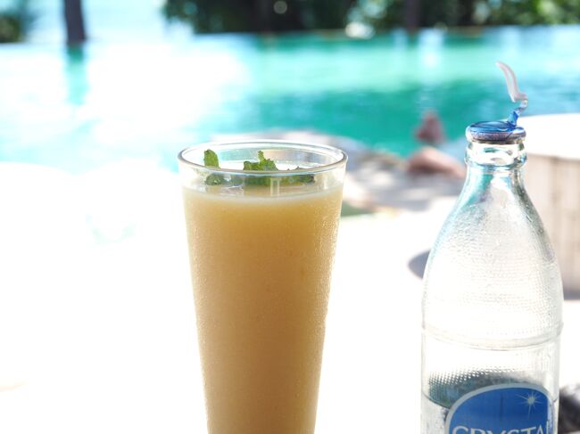 ■□■　８月9日【プーケット3日目】<br />□■□　ウェスティン・スィレイベイ<br />■□■　プレゴ・プール<br /><br />マンゴースムージー<br />と<br />ミネラルウォーター