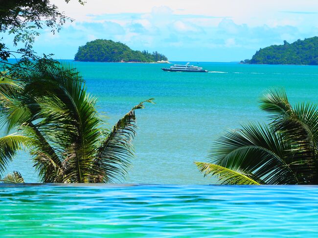 ■□■　８月9日【プーケット3日目】<br />□■□　ウェスティン・スィレイベイ<br />■□■　プレゴ・プール<br /><br />平田隆夫とセルスターズ<br />「ハチのムサシは死んだのさ」<br />って知ってるぅ？<br /><br />♪タイのビーチで　焼いたのさ<br />　海の日だまり　砂の上<br />　広い海原　引き潮が<br />　キラキラゆれてる　午後でした<br />　タイのビーチで　向こう見ず<br />　真赤に燃えてるお日様に<br />　気合いをいれて　焼いたのさ<br />　焼かれて無理して　痛いのさ<br /><br />　タイのビーチで　焼いたのさ<br />　お日様仰いで　焼いたのさ<br />　高い青空　そよ風が<br />　いつもと変わらぬ　午後でした<br /><br />…旦那もしっかり、サンブロックしなくっちゃネ(~_~;)<br />