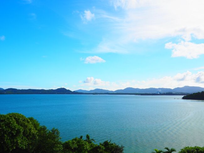 ■□■　８月10日【プーケット4日目】<br />□■□　ウェスティン・スィレイベイ<br />■□■　部屋からの景色<br /><br />午後4時半パッキングを終えて<br />チェックアウト<br /><br />そうそう、<br />レセプションで請求書確認したら、<br />ランチと飲み物代が<br />全部ついちゃってる（ゲロゲロ）<br /><br />「オールインクルーシブプランだ」<br />といても、レセプションの兄ちゃん<br />「マイラーさんは夕食だけ無料プランだYO」<br />とヌカシヤガル（怒）<br />「チャンと確認しろ！！」<br />っていって予約係に確認してもらった。<br />もちろんこっちの言い分が正しいので<br />Ｕ字工事チックに<br />「ゴメンね・ゴメンね～～」<br />と首をかしげながら、請求書を訂正。<br />日本円で一万円ほど違ってんだＹＯ。<br />ヤッパ、しっかりチェックしないとね。