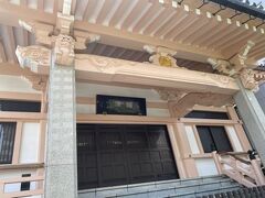 ベージュ色のお堂