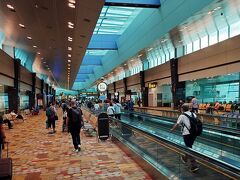 JAL機は順調に飛行を続け、大きな遅れとはならずにシンガポール・チャンギ国際空港1タミへ到着。