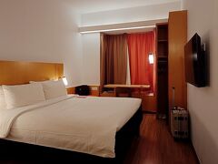 今回もホテルは、いつも利用しているIBIS Singapore on Bencoollen を予約した。写真の客室はクイーンルーム。これで1泊素泊まりで22000円ほど。やはり円安は痛い！